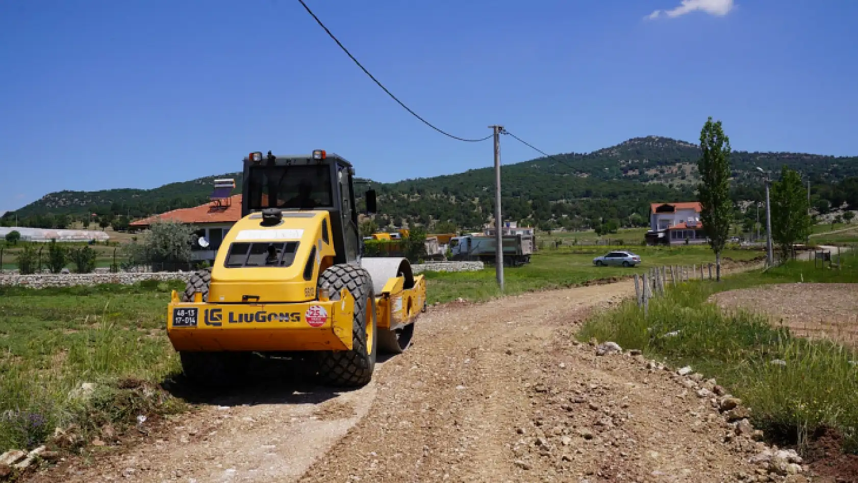 Seydikemer Belediyesi selden bozulan yolları hızla onarıyor