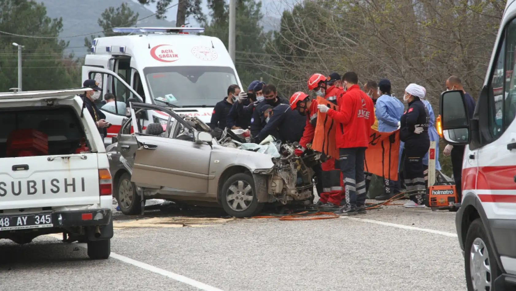 Seydikemer'de tır ile otomobil çarpıştı: 5 ölü