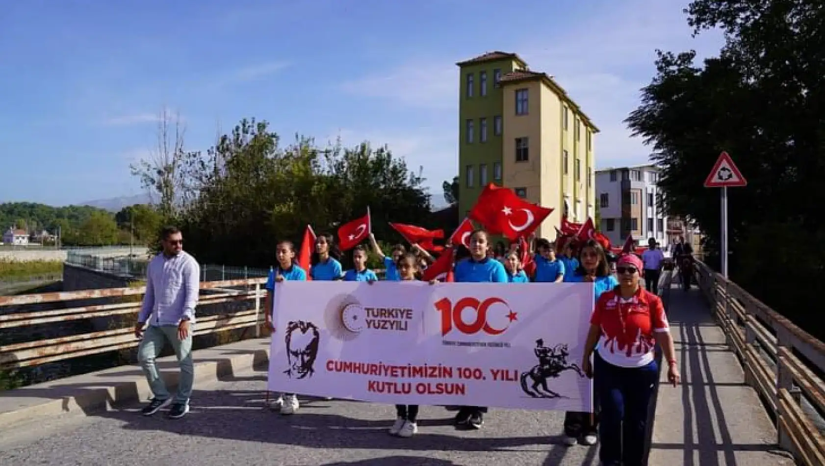 100 Metre Uzunluğundaki Türk Bayrağı, Seydikemer'in Sokaklarını Süsledi