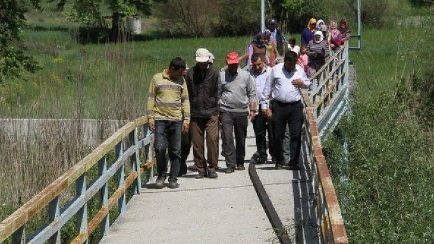 Mahalle halkının köprü isyanı: Sırat Köprüsü’nden geçiyoruz