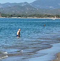 Çalış Plajı'nda denizin ve güneşin tadını çıkardılar