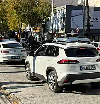 Fethiye Atatürk Caddesi'nde çift sıra park sorunu trafiği felç ediyor