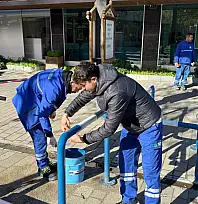Fethiye Belediyesi'nden bariyerlere bakım ve boya çalışması