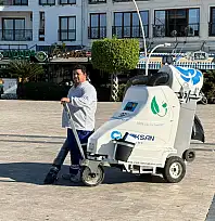 Fethiye Beşkaza Meydanı'ndaki izmaritler 'Fil' ile temizleniyor