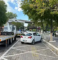 Fethiye'de hatalı park denetimi: Durağa park eden araç çekiciyle kaldırıldı