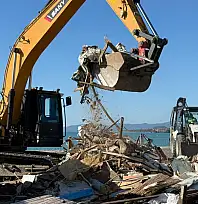 Fethiye'de Koca Çalış'taki kaçak kıyı işletmeleri yıkılıyor