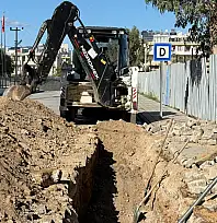 Fethiye Foça Mahallesi'nde kanalizasyon çalışması nedeniyle yol trafiğe kapandı