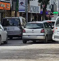 Fethiye merkezde trafik çilesi büyüyor: Çift sıra park isyan ettiriyor