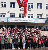 MESUT EMİR'İN MESAJI KARŞILIK BULDU OKUL BAHÇESİNE KAR GETİRİLDİ BAŞKAN AKDENİZLİ'DEN ÇOCUKLARIN HAYALİNE DOKUNAN SÜRPRİZ