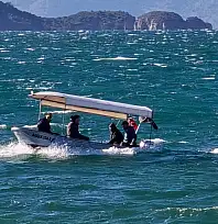 Soğuk ve rüzgarlı havaya rağmen denizde zorlu yolculuk