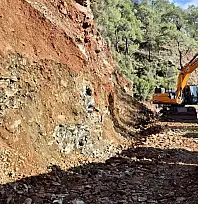 Yağış sonrası yollara düşen kaya ve topraklar için ekipler sahada