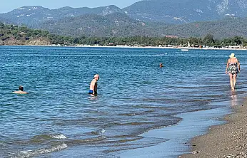 Çalış Plajı'nda denizin ve güneşin tadını çıkardılar