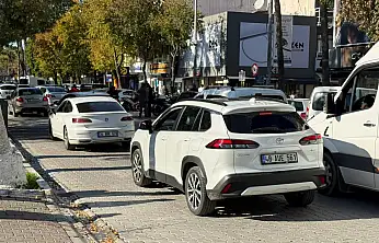 Fethiye Atatürk Caddesi'nde çift sıra park sorunu trafiği felç ediyor