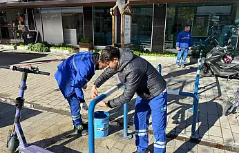 Fethiye Belediyesi'nden bariyerlere bakım ve boya çalışması
