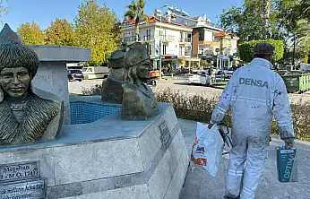Fethiye Belediyesi Türk Büyükleri Büstleri'ni yeniledi