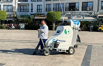 Fethiye Beşkaza Meydanı'ndaki izmaritler 'Fil' ile temizleniyor