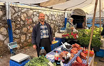 Fethiye Cuma Pazarı'nda Üretici Ali Akdağ, 'İşler yavaş başladı ama açıldı'