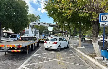 Fethiye'de hatalı park denetimi: Durağa park eden araç çekiciyle kaldırıldı