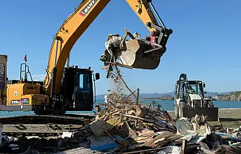 Fethiye'de Koca Çalış'taki kaçak kıyı işletmeleri yıkılıyor