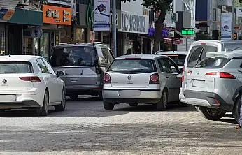 Fethiye merkezde trafik çilesi büyüyor: Çift sıra park isyan ettiriyor