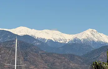 Fethiye'nin Çal Dağı zirvesi beyaza büründü