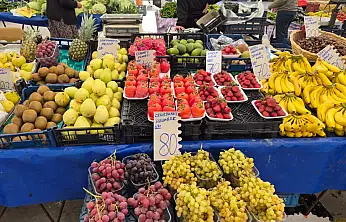 Fethiye Perşembe Pazarı'nda renk cümbüşü: Meyve tezgahlarında fiyatlar