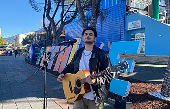 Fethiye sokaklarında müzik sesi: Çağatay Fazıl Akgün gönüllere dokunuyor