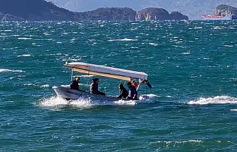 Soğuk ve rüzgarlı havaya rağmen denizde zorlu yolculuk