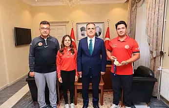 Vali Akbıyık'tan Muğlalı Milli Okçu Emircan Haney'e oy desteği