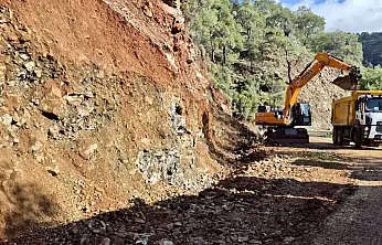 Yağış sonrası yollara düşen kaya ve topraklar için ekipler sahada