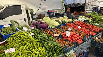Çalış Pazarı'nda Sebze ve Meyve Fiyatları Dikkat Çekti