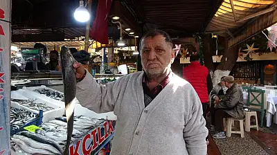 Fethiye Balık Pazarı'nın 40 yıllık esnafı Muzaffer Çavdar güncel fiyatları paylaştı