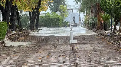 Fethiye Belediyesi önünde yol yapım ve bakım çalışması