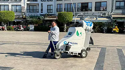 Fethiye Beşkaza Meydanı'ndaki izmaritler 'Fil' ile temizleniyor