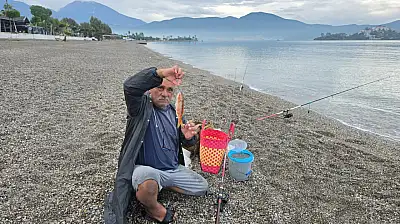 Fethiye Çalış Plajı'nda olta keyfi: 64 yaşında balık tutkusu