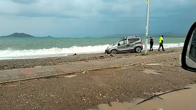 Fethiye Çalış Sahili'nde terk edilmiş araç bulundu