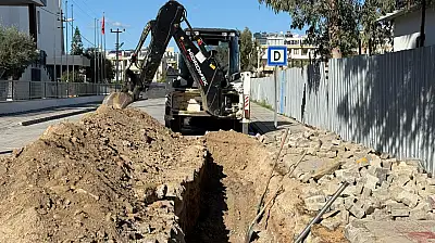 Fethiye Foça Mahallesi'nde kanalizasyon çalışması nedeniyle yol trafiğe kapandı