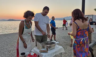Fethiye'de Slow Food ve Şef Mavi Derneği öncülüğünde aşure kaynatıldı, vatandaşlara ikram edildi