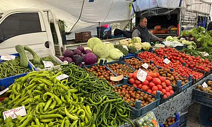 Çalış Pazarı'nda Sebze ve Meyve Fiyatları Dikkat Çekti