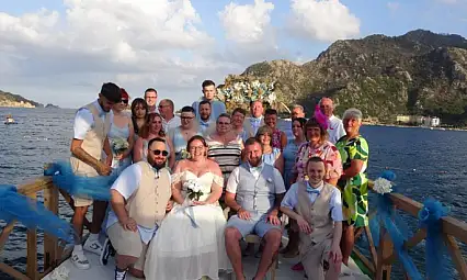 İngiliz gelinin geçen yıl annesi ile babası evlenmişti bu yıl kendisi evlendi