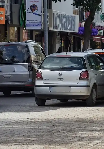 Fethiye merkezde trafik çilesi büyüyor: Çift sıra park isyan ettiriyor