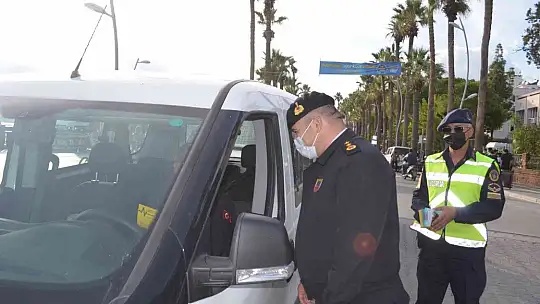 ''Bi hareketine bakar hayat '' sloganı ile maske ve broşür dağıtıp emniyet kemerinin önemini anlattılar