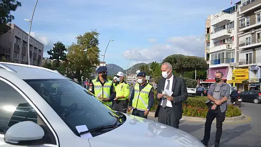 ''Bi hareketine bakar hayat '' sloganı ile maske ve broşür dağıtıp emniyet kemerinin önemini anlattılar