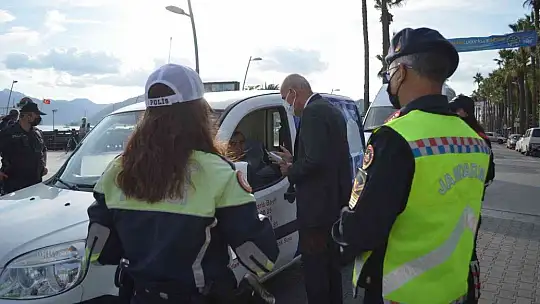 ''Bi hareketine bakar hayat '' sloganı ile maske ve broşür dağıtıp emniyet kemerinin önemini anlattılar