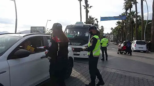 ''Bi hareketine bakar hayat '' sloganı ile maske ve broşür dağıtıp emniyet kemerinin önemini anlattılar