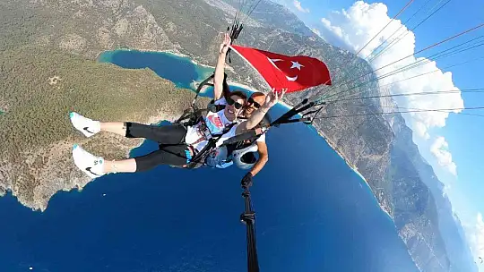 'İlklerin Kadını' Yasemin Adar yamaç paraşütüyle atladı