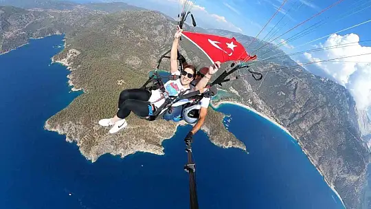 'İlklerin Kadını' Yasemin Adar yamaç paraşütüyle atladı