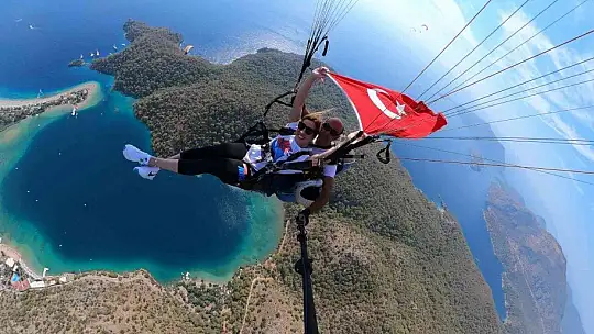 'İlklerin Kadını' Yasemin Adar yamaç paraşütüyle atladı