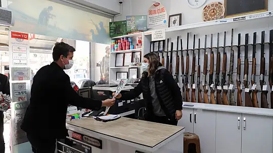 AK Parti Gençlik Kolları kadınların gününü karanfil dağıtarak kutladı