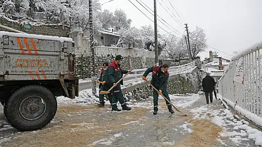 Menteşe'de kar mesaisi